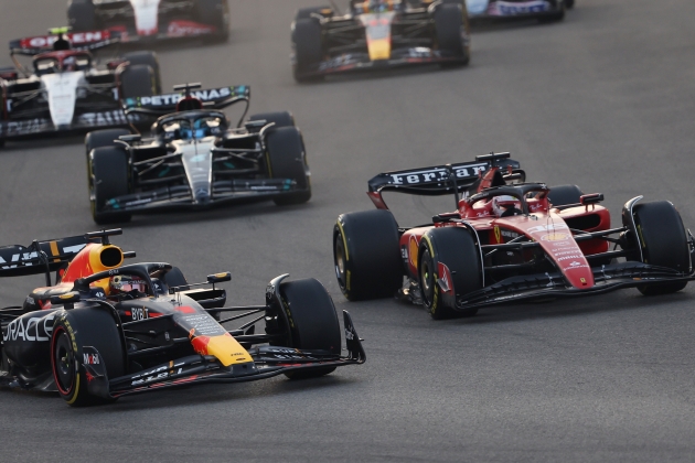 Max Verstappen y Leclerc luchando por la primera plaza en el GP de Abu Dhabi / Foto: EFE Max Verstappen y Leclerc luchando por la primera plaza en el GP de Abu Dhabi / Foto: EFE
