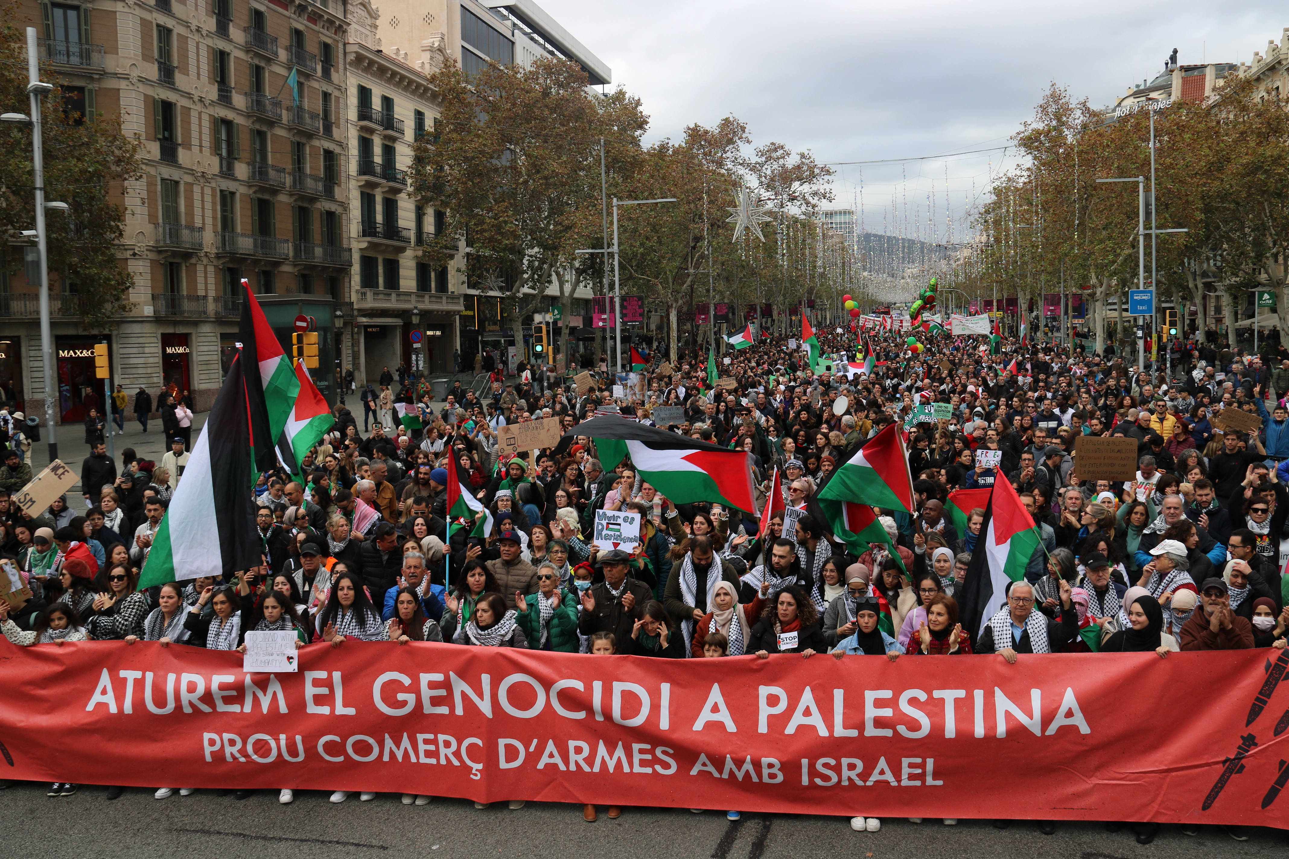 Més de 2.000 persones es manifesten a Barcelona per reclamar que "s'aturi el genocidi a Palestina"