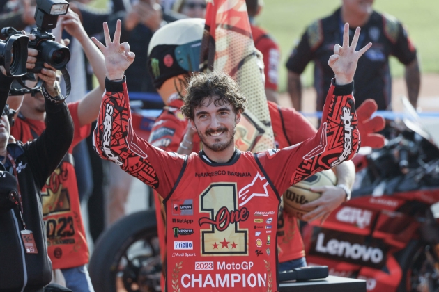 Pecco Bagnaia celebrant el seu Mundial en València / Foto: EFE