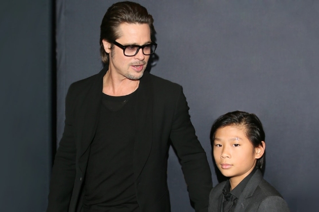 Pax al costat de|juntament amb Brad Pitt Pax al costat de|juntament amb Brad Pitt
