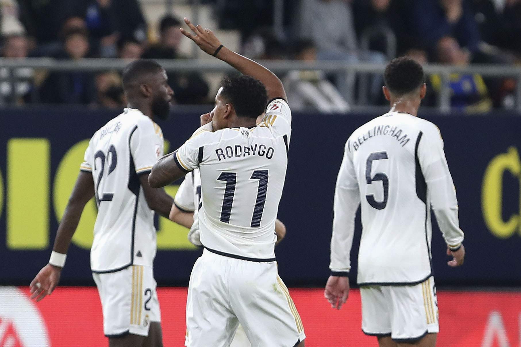 Un Rodrygo estelar anula al Cádiz (0-3) y el Real Madrid abre brecha con el Barça