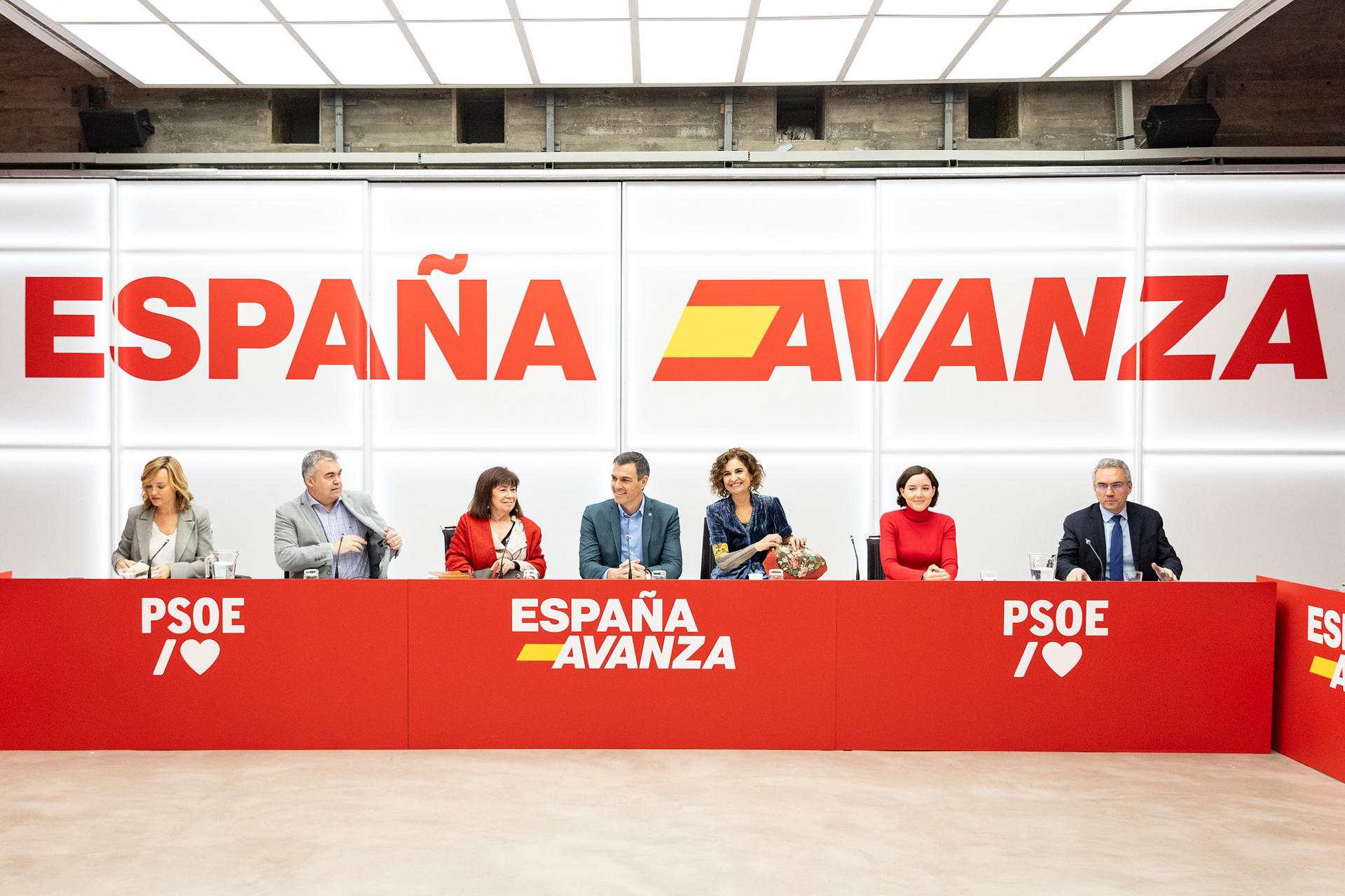 El PSOE se apropia de la 'rojigualda' para combatir el acoso ultra contra la amnistía