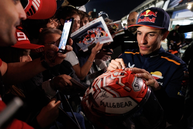 Marc Márquez firmant autògrafs en la seva última carrera|cursa amb Honda / Foto: EFE