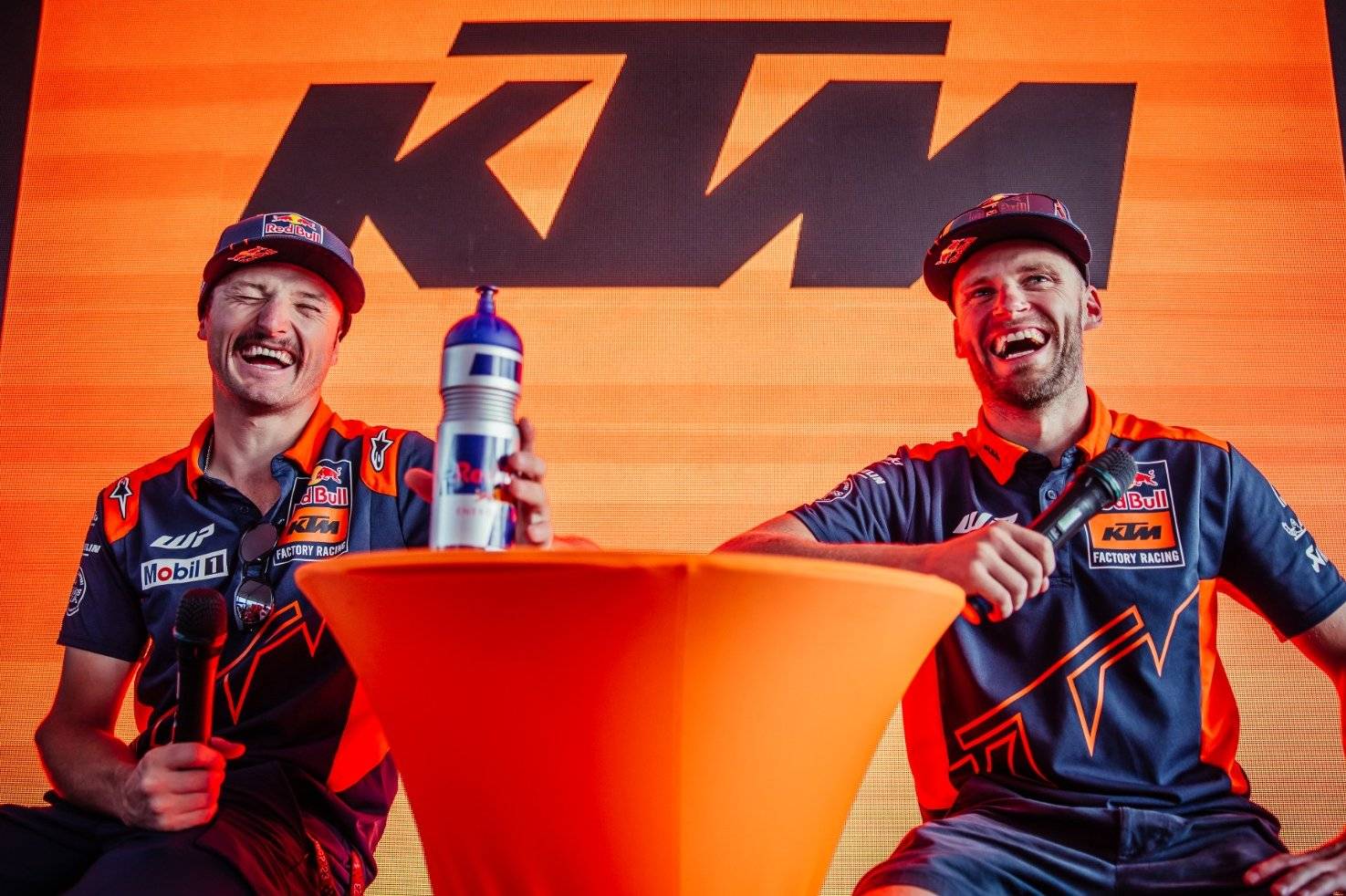 Pedro Acosta pone patas arriba KTM con Brad Binder y Jack Miller, uno cae