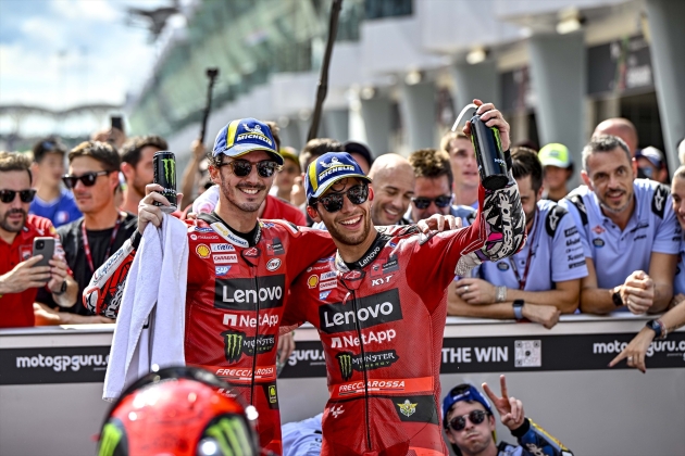 Enea Bastianini y Pecco Bagnaia se abrazan / Foto: Europa Press