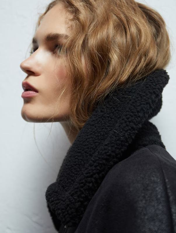 Cuello en negro. Cuello en negro.