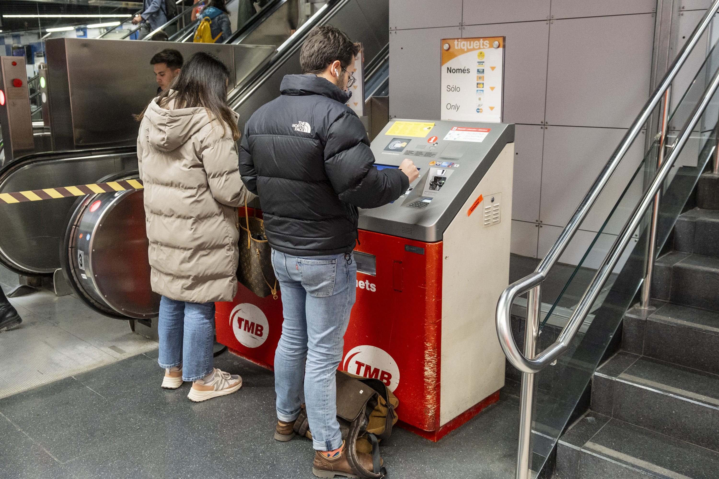 Cae el sistema de pago con tarjeta bancaria en la red de Metro