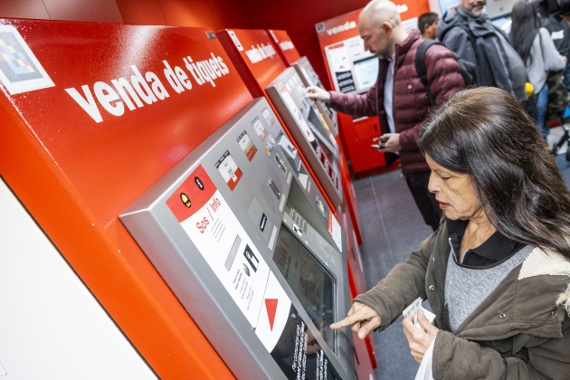 Nova T Mobilitat de cartró a l'estació de Sants / Foto: Carlos Baglietto