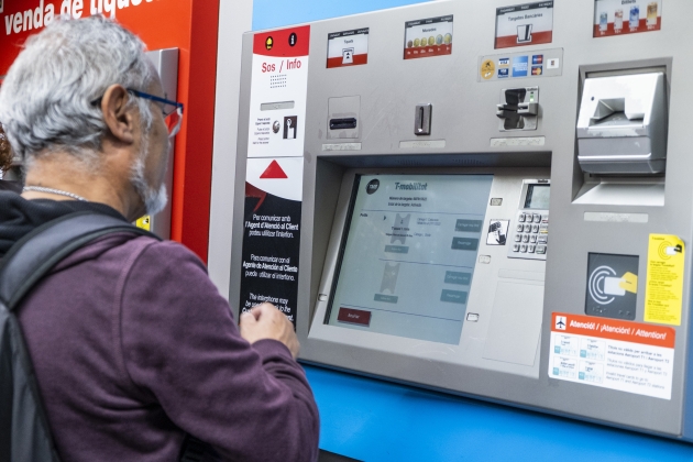 Nueva T Movilidad de cartón a la estación de Sants / Foto: Carlos Baglietto