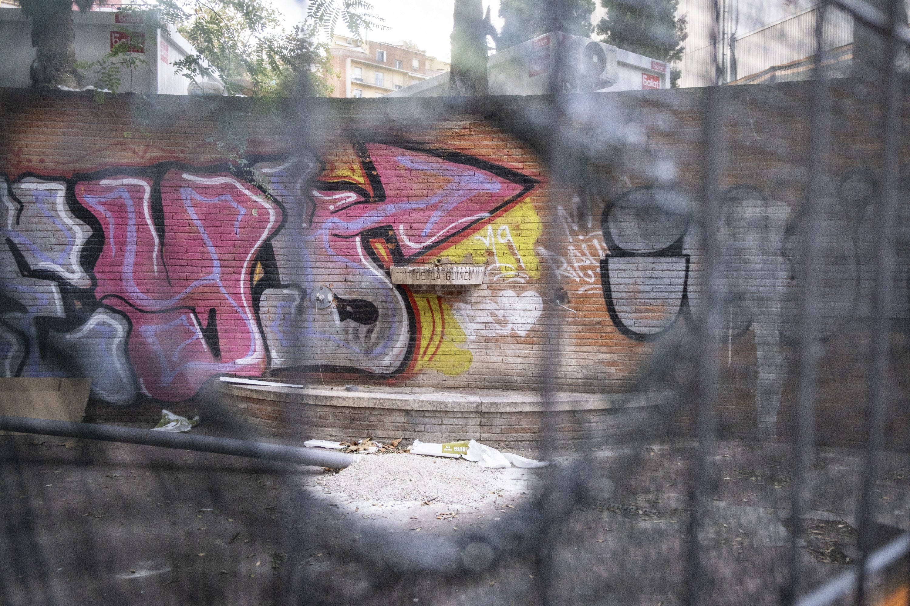 Mobilització en un barri de la Meridiana per salvar una font històrica