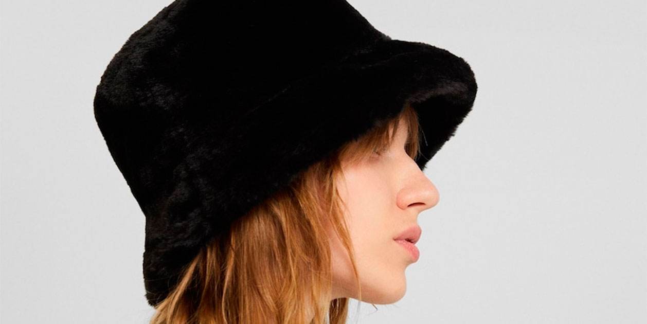 El barret de moda entre les dones amb estil és d'efecte pèl i costa 15,99 euros a Bershka