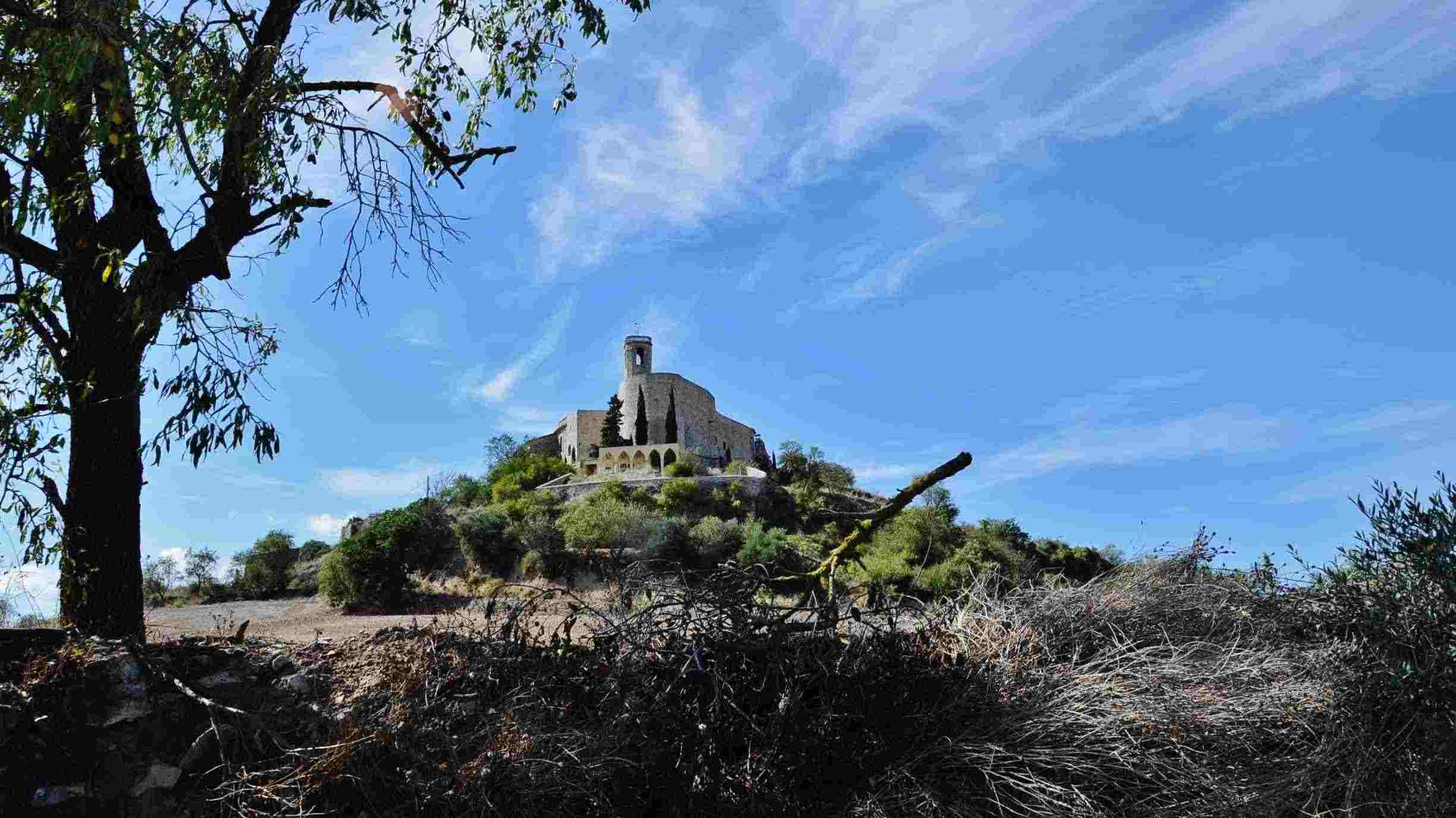 Este pueblo medieval amurallado con 20 habitantes está a una hora de Barcelona