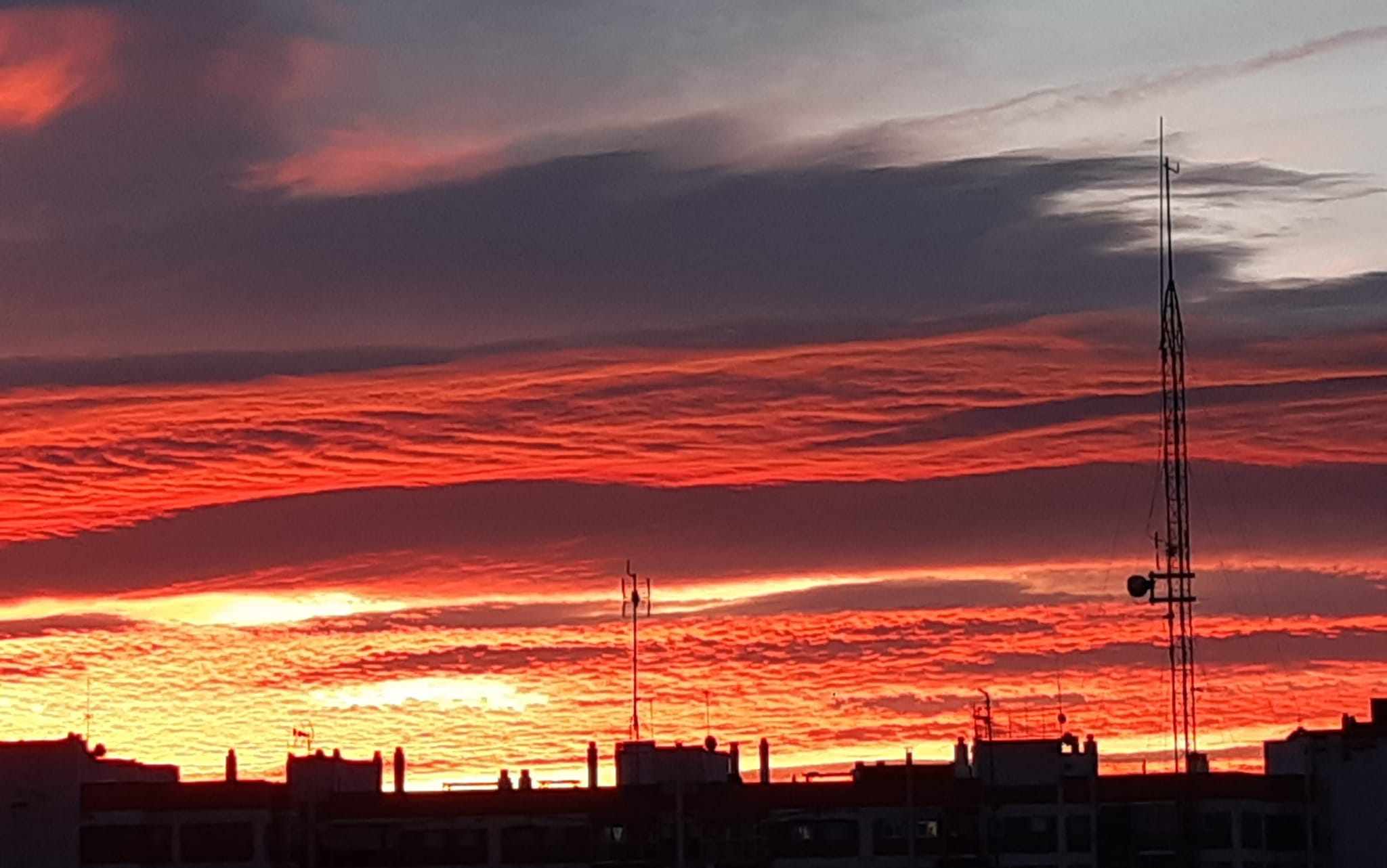 Cielo rojizo en Lleida Foto Olga Freixes Cielo rojizo en Lleida Foto Olga Freixes