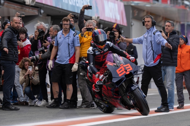 Marc Márquez sale del box de Gresini en su nueva Ducati / Foto: EFE