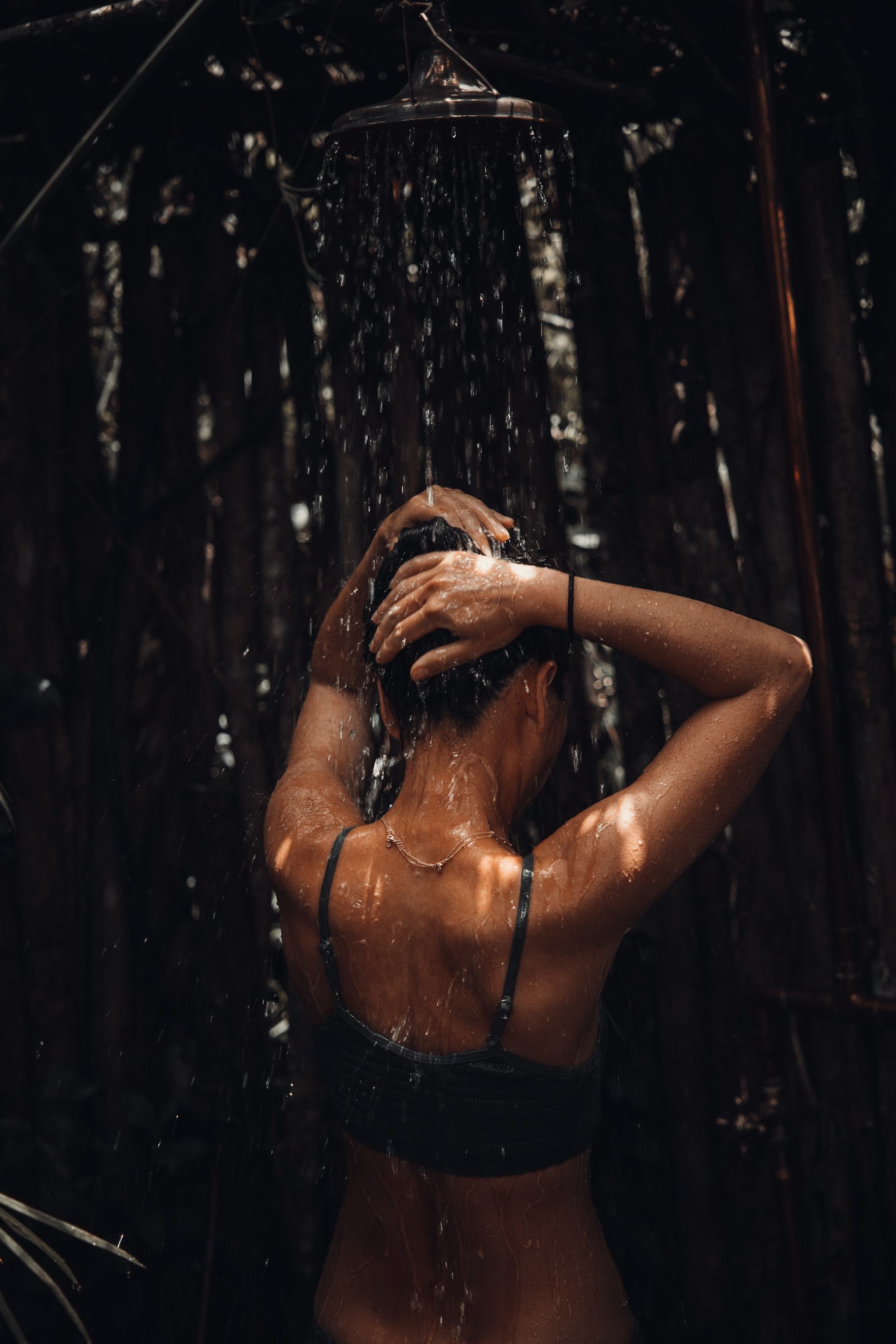 El hábito saludable de ducharse con agua fría