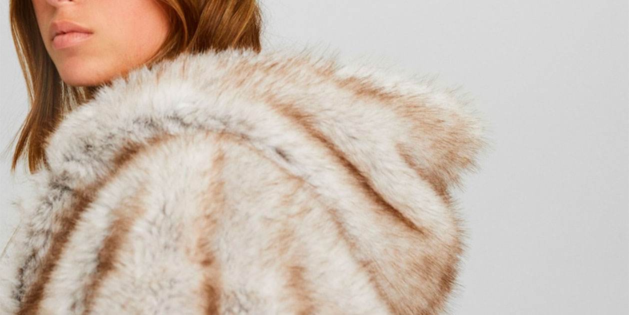 Apostamos absolutamente todo al abrigo de pelo con capucha de Bershka que llevan las pijas neoyorquinas