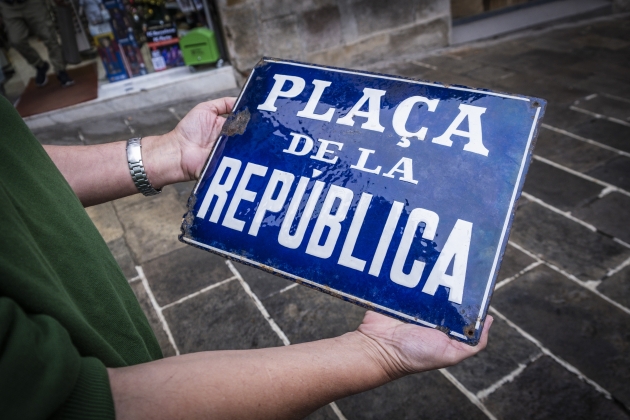 Reportaje placa plaça de la Repùblica, ahora plaça Sant Jaume entrevista Xavi / Foto: Carlos Baglietto