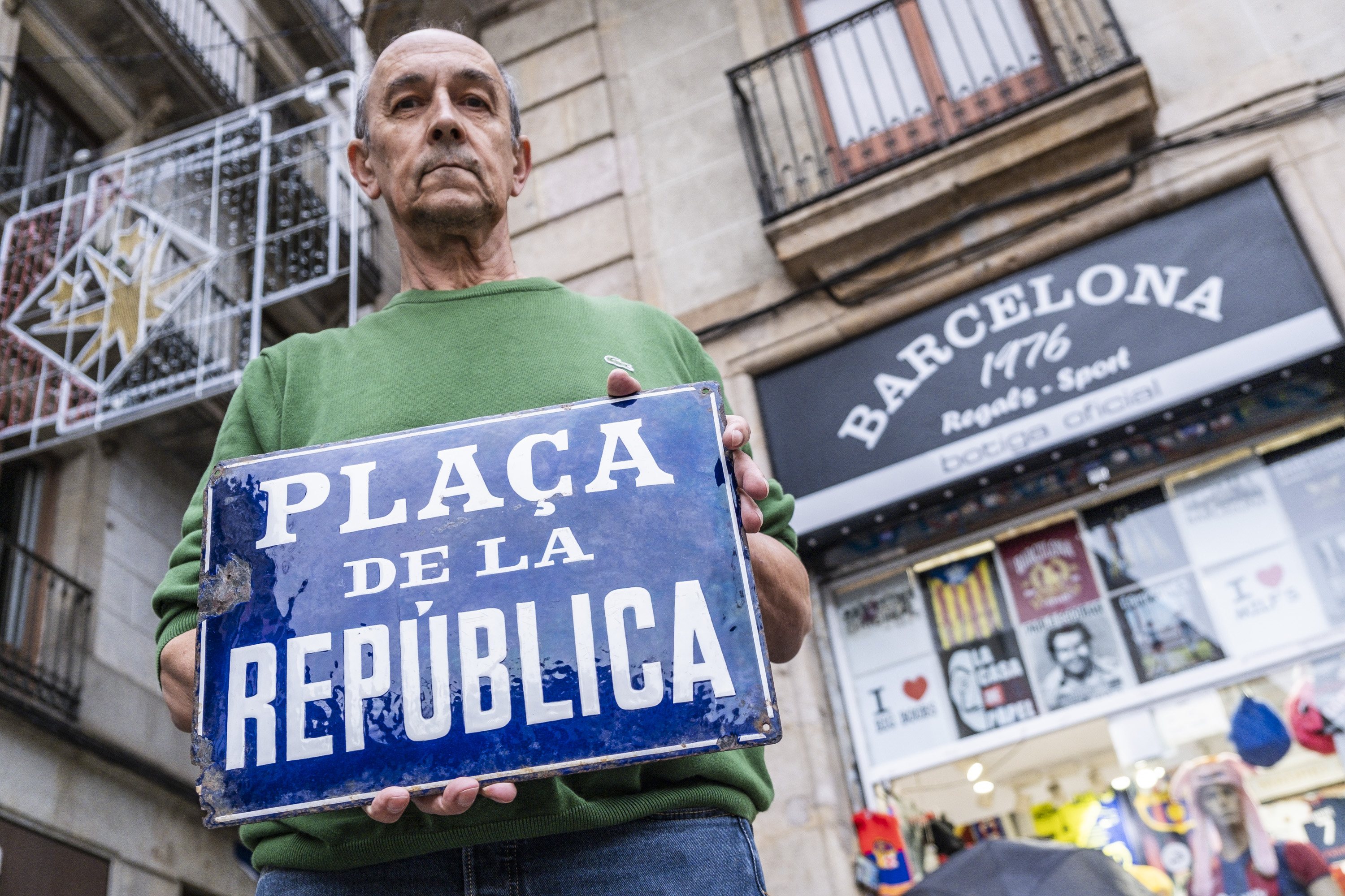 La rocambolesca historia de la placa que vivió cómo Francesc Macià proclamaba la República