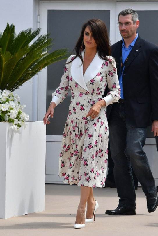 PENELOPE CRUZ VESTIDO FLORES GTRES