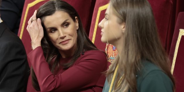 Letizia mira  a Leonor con envidia GTRES