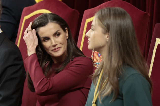 Letizia mira a Leonor cono envidia GTRES