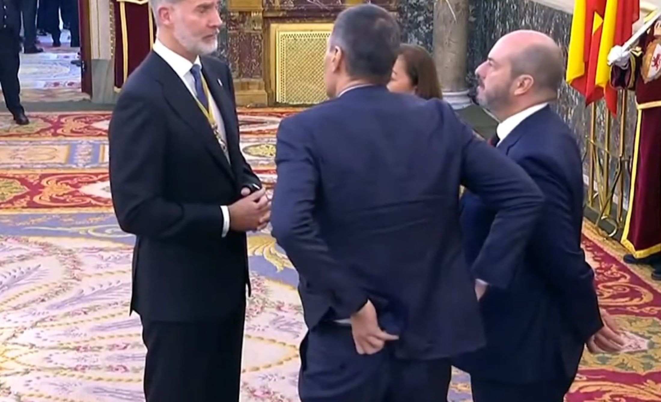 Pedro Sánchez se salta el protocolo y se recoloca los pantalones delante del Rey
