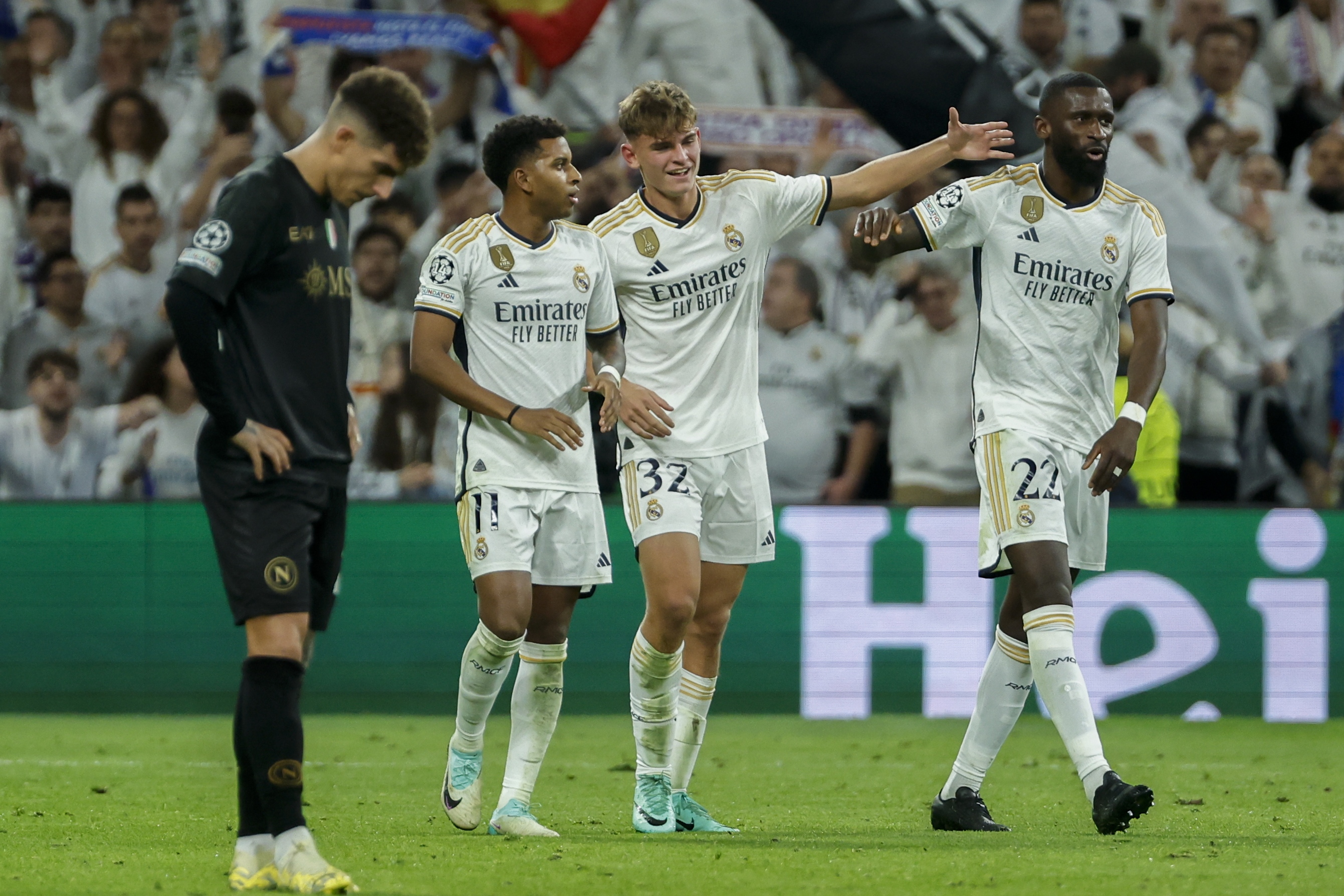 El Real Madrid apuntala los octavos como primero de grupo con remontada incluida contra el Nápoles (4-2)