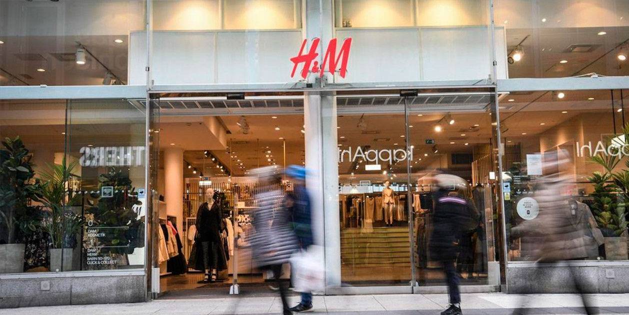 El no va más es la maxifalda azul marino con bordado inglés que se agota sin parar en H&M