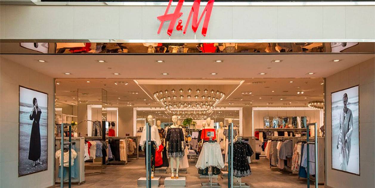 H&M supera amb nota la prova del bon gust amb el vestit de velour amb tirants de strass