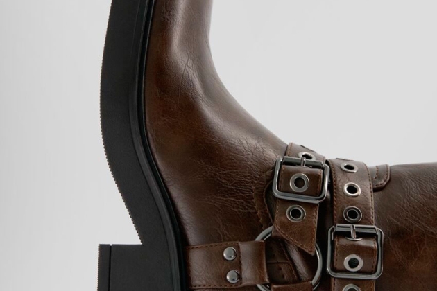 Botas moteras detalle hebillas1 Botas moteras detalle hebillas1