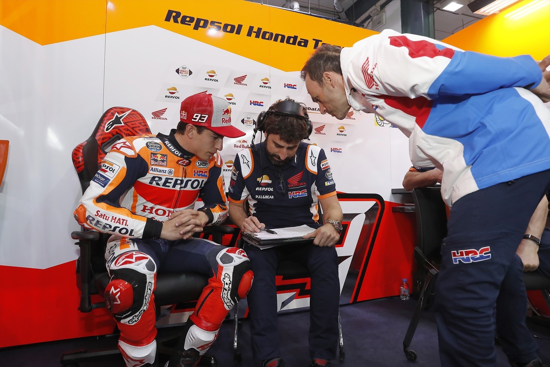 Marc Márquez y Santi Hernández, jefe técnico en Honda, encuentro en la parte trasera del box de Ducati