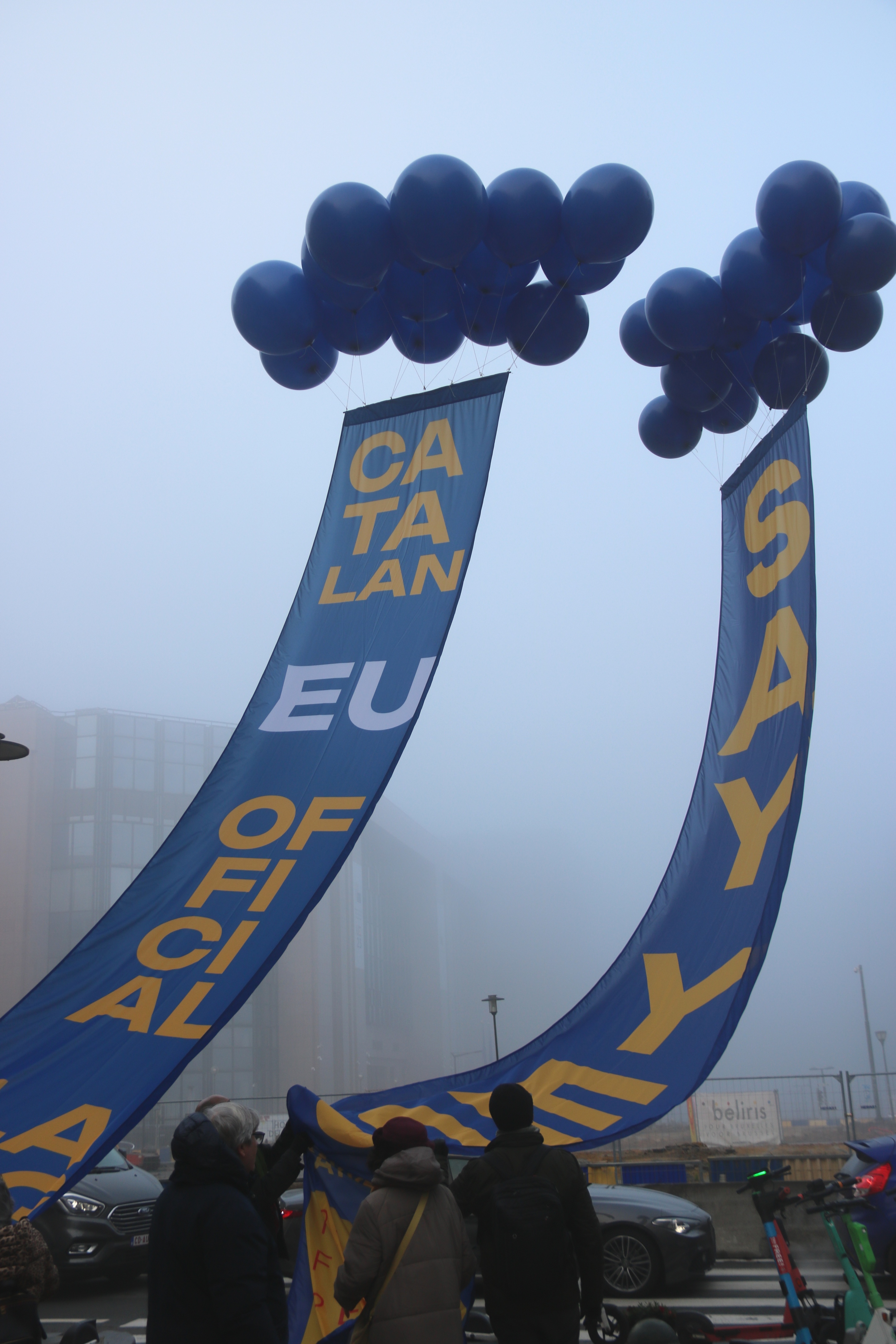 Plataforma per la Llengua desplega dues pancartes a Brussel·les per l'oficialitat del català a la UE