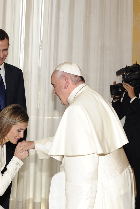 Letícia besa el papa Letícia besa el papa