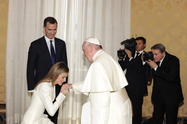 Letícia besa el papa Letícia besa el papa