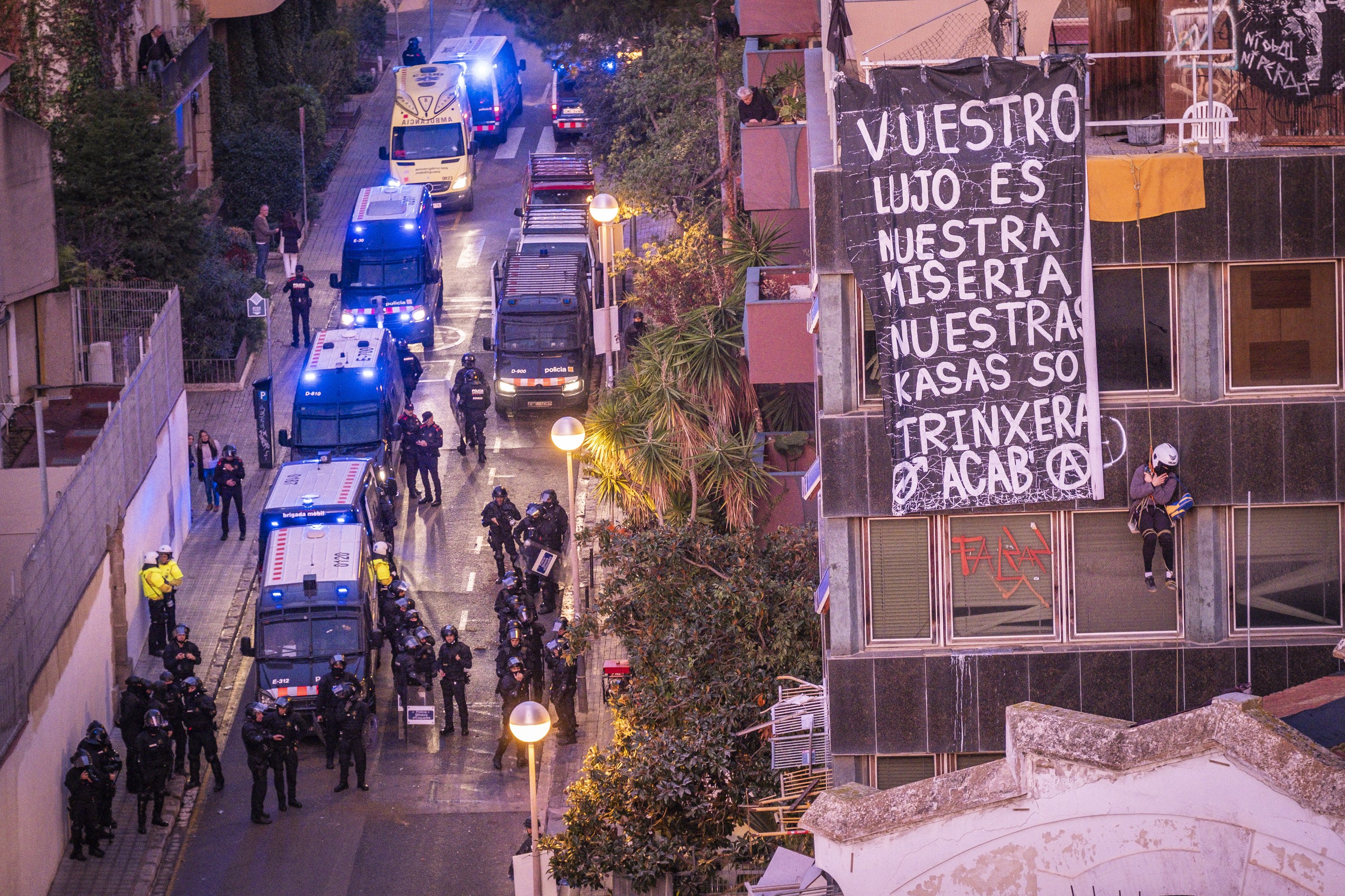 The six-hour eviction at El Kubo and La Ruïna, squatter houses in uptown Barcelona | VIDEO