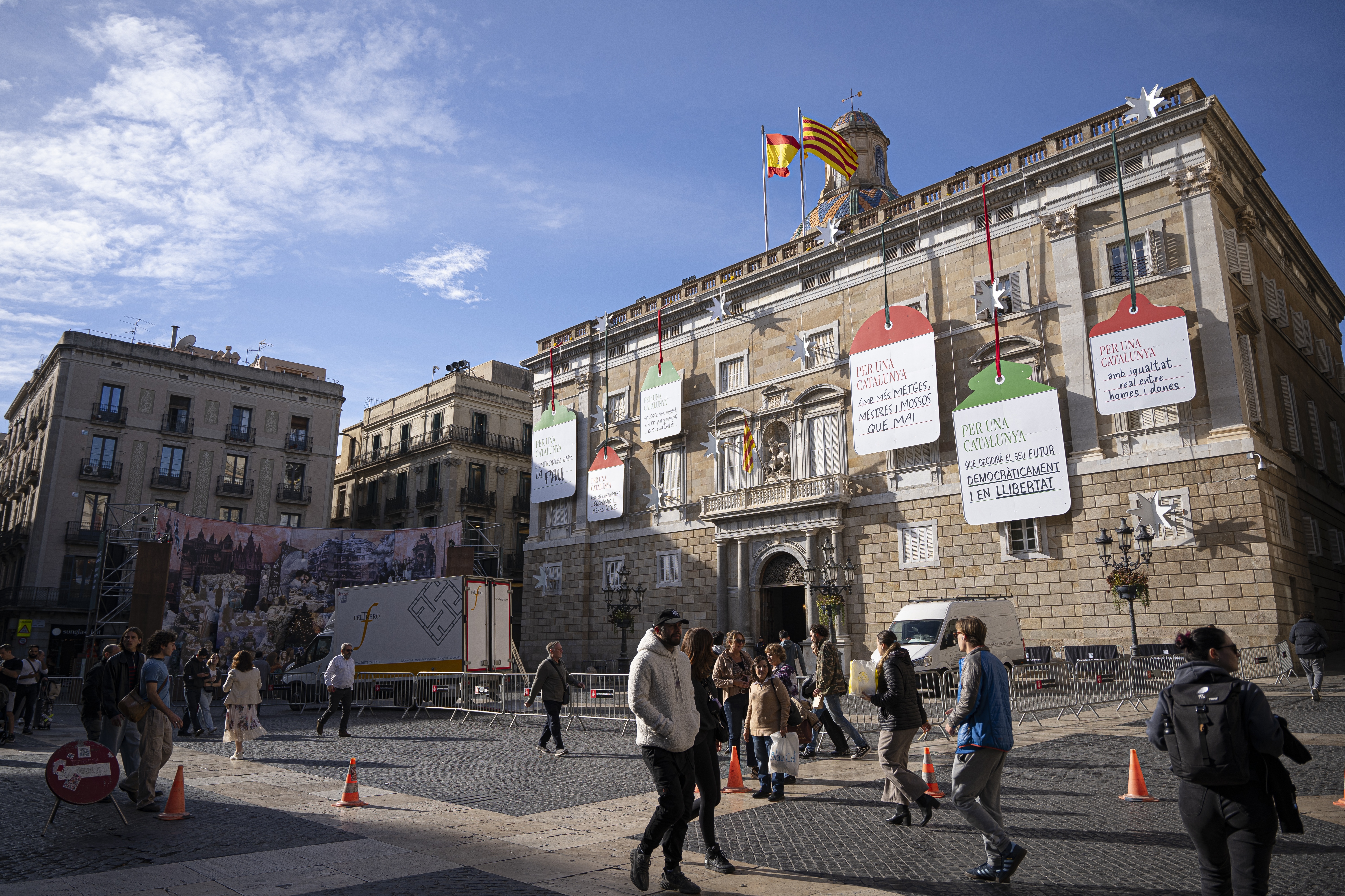 Pluja de retrets al Govern per usar la façana del Palau de la Generalitat per a una campanya de Nadal