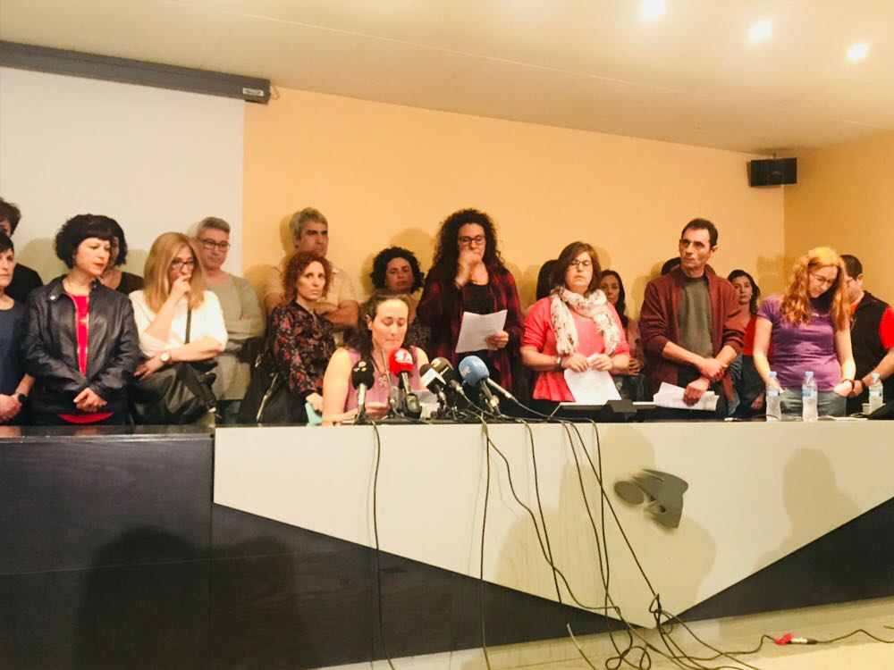 Familias de El Palau dan su apoyo a los maestros y niegan el adoctrinamiento