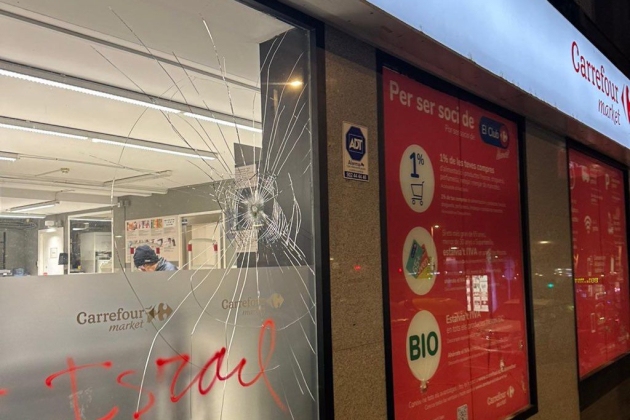 Els vidres d'un supermercat a Santa Coloma de Gramenet trencats després de la manifestació okupa / Foto: ACN Els vidres d'un supermercat a Santa Coloma de Gramenet trencats després de la manifestació okupa / Foto: ACN