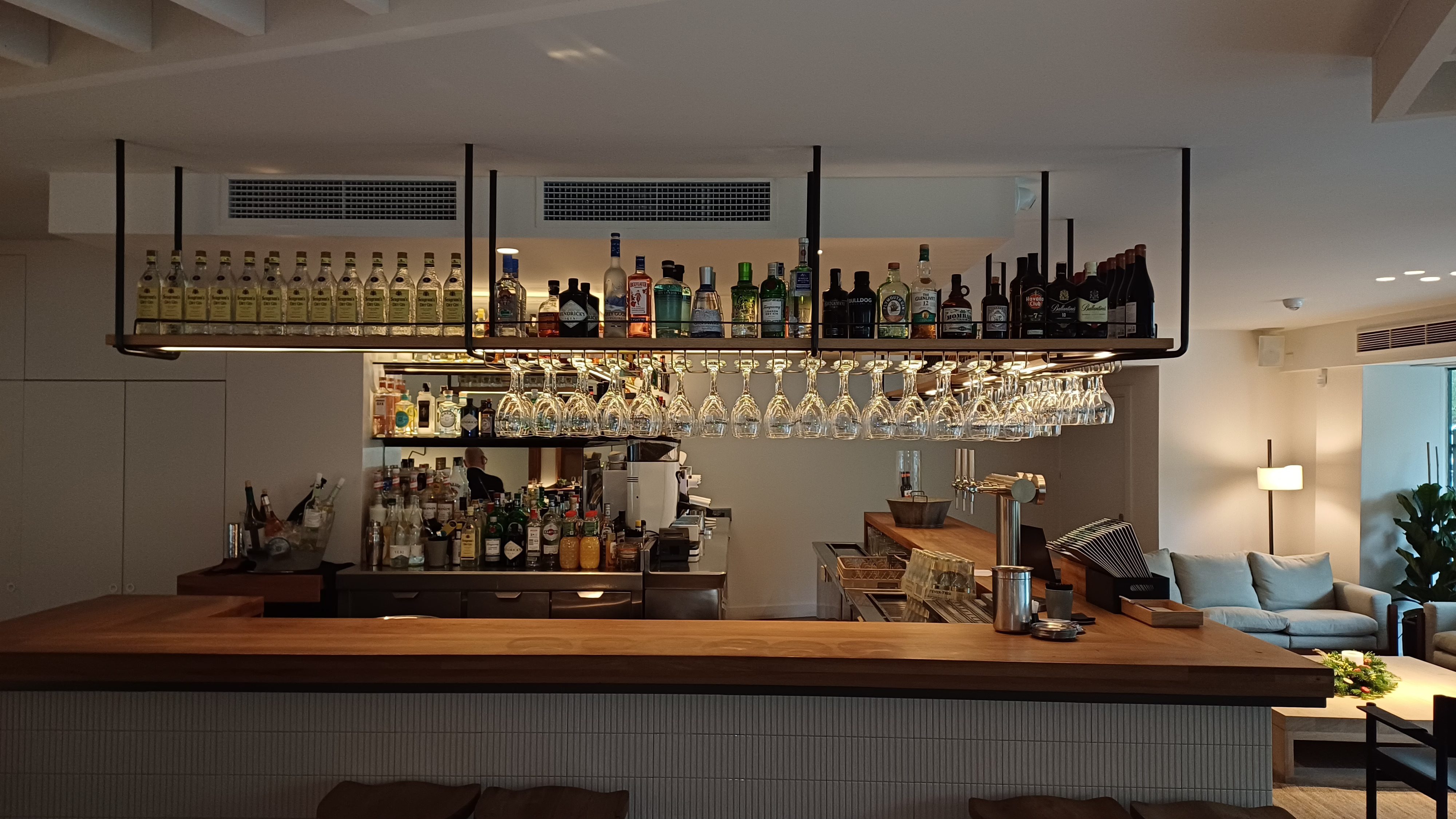 Alrevés: el restaurante al revés de la Diagonal con grandes clásicos y platos atractivos