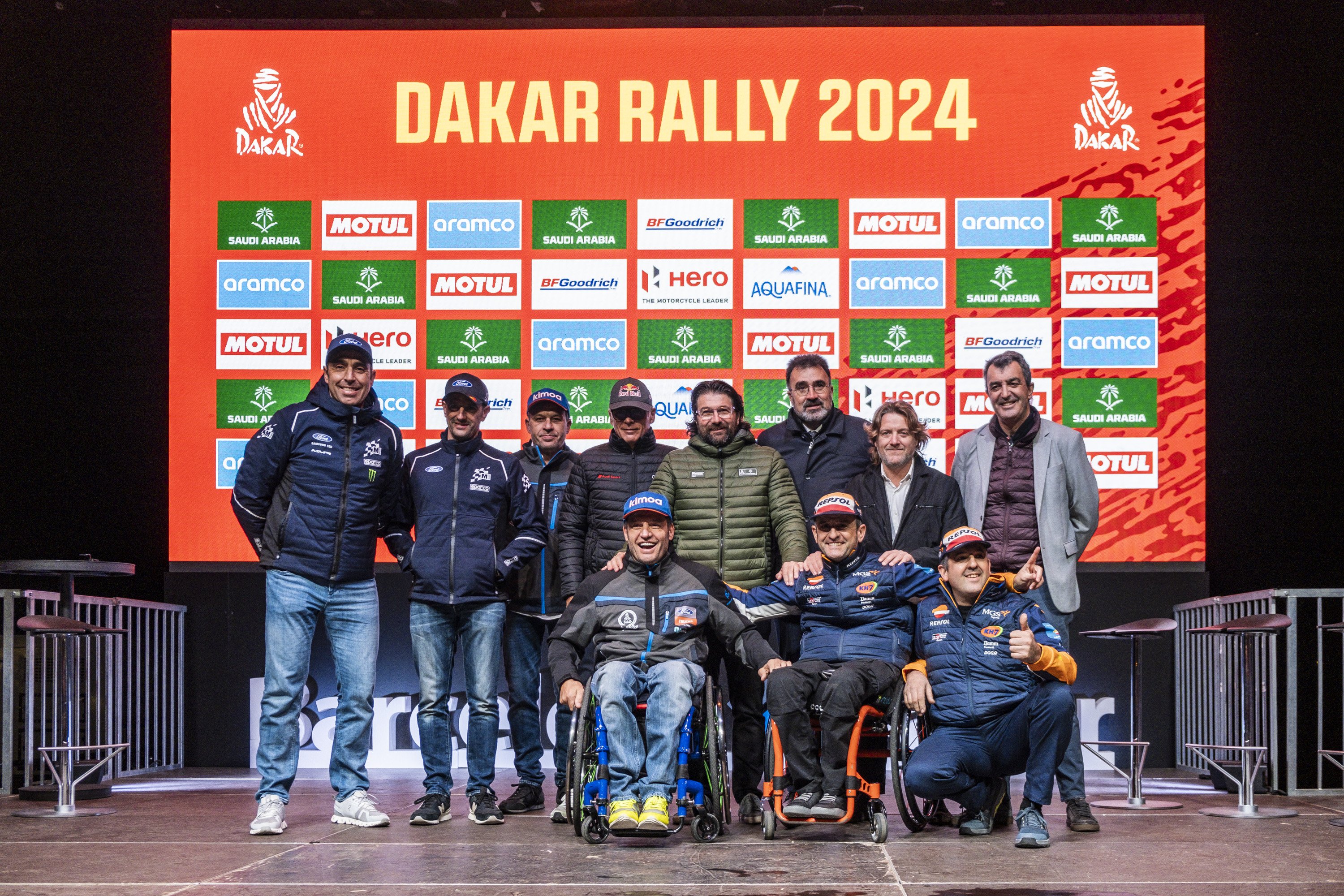 Els pilots catalans del Dakar saluden Barcelona abans de posar rumb cap a l'Aràbia Saudita