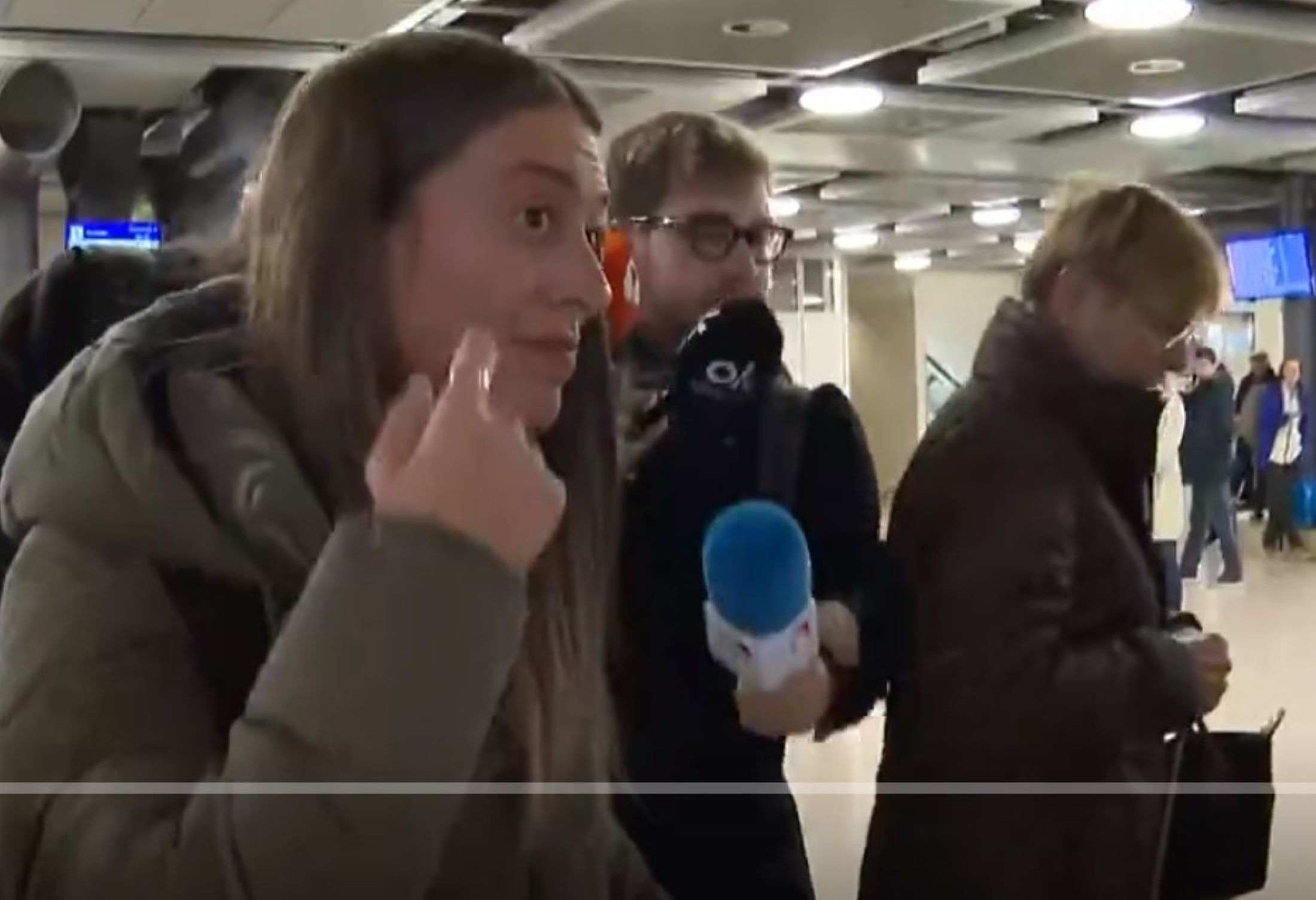 Míriam Nogueras, recibida con gritos de "traidora" y "roja" en el aeropuerto de Ginebra