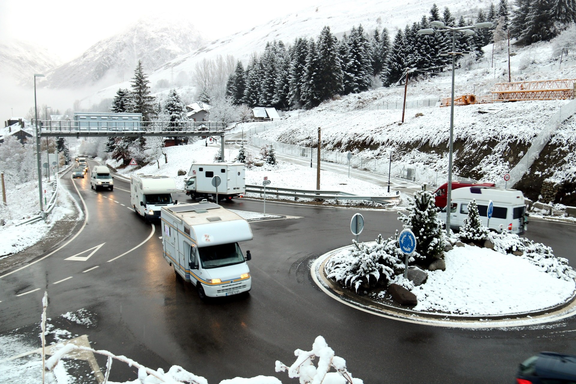 Marxa lenta dels temporers de neu a Baqueira per denunciar la falta d'habitatge