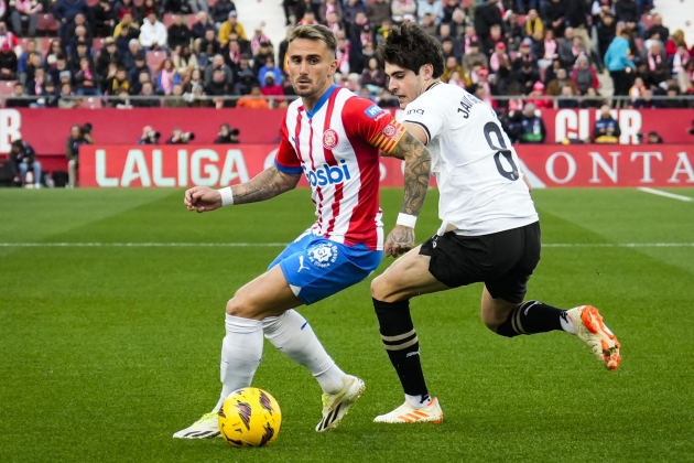 Aleix Garcia protegint la pilota davant de Javi Guerra / Foto: EFE