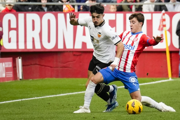 Diego López i Pablo Torre lluitant per la pilota