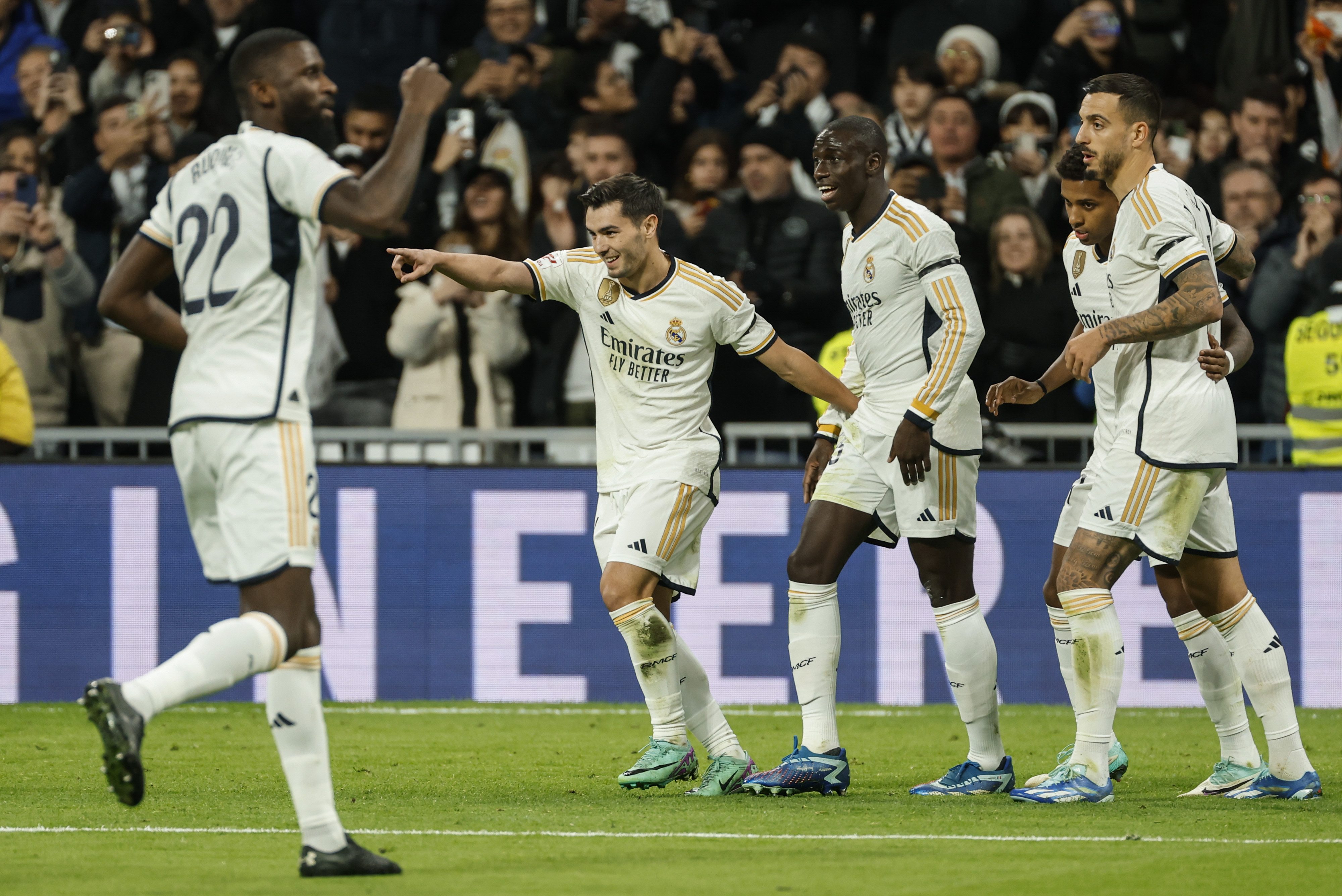 El Reial Madrid ni es despentina davant un Granada inofensiu per tornar a situar-se colíder (2-0)