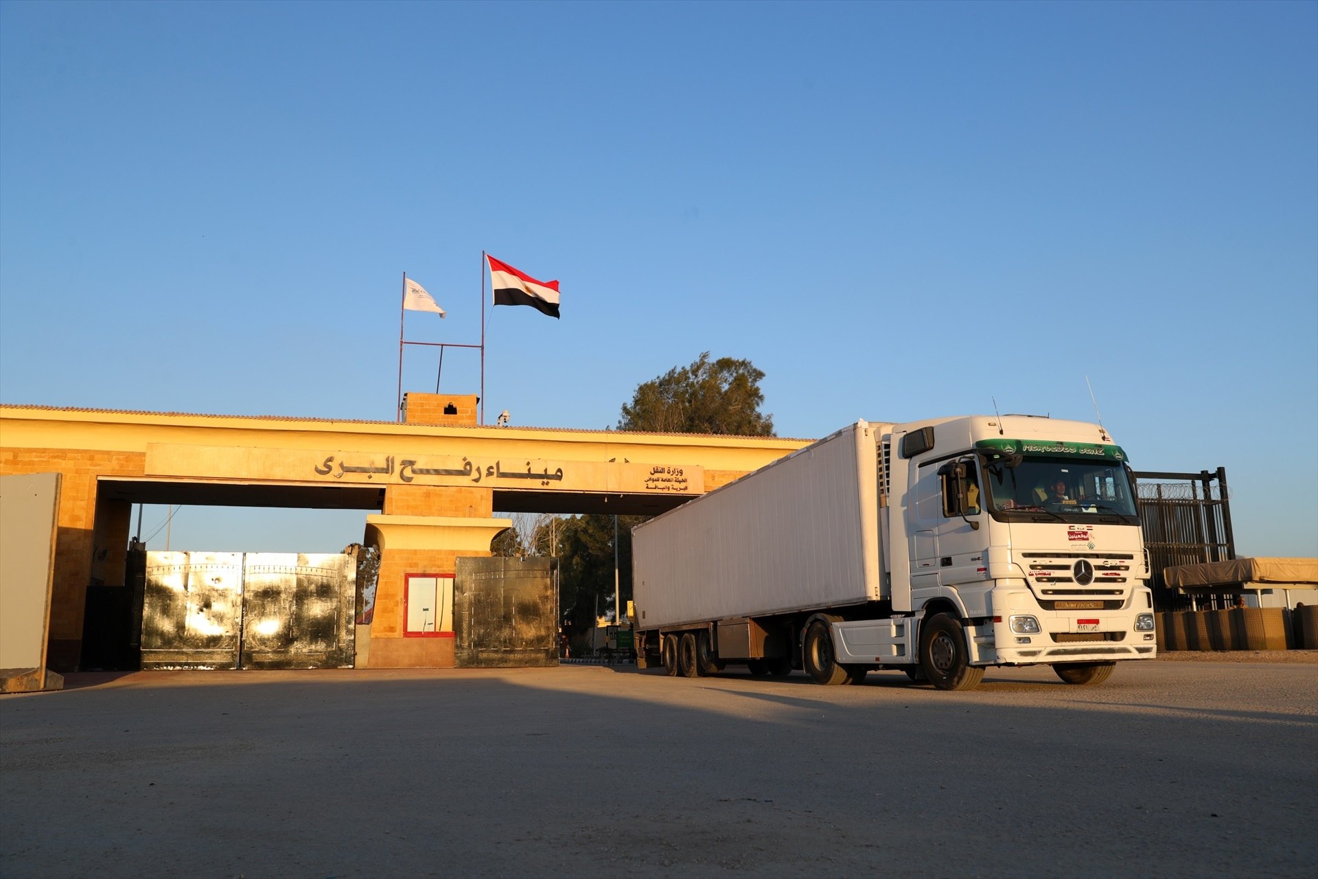 Entran los primeros camiones de ayuda a Gaza a través del paso de Rafah después de la tregua