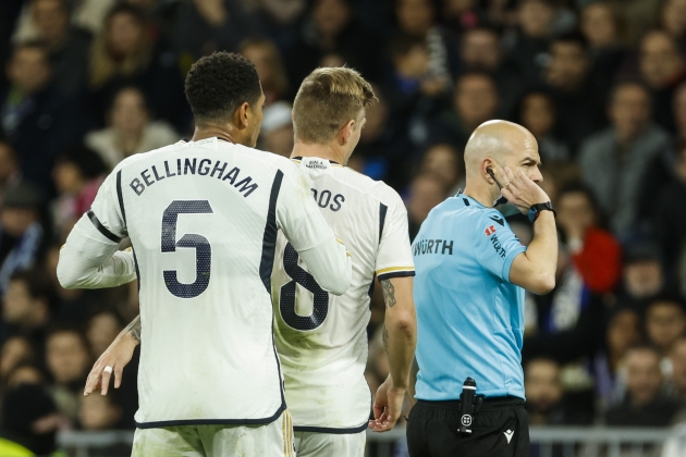 Jude Bellingham Toni Kroos reclaman penalti González Fuertes / Foto: EFE - Mariscal