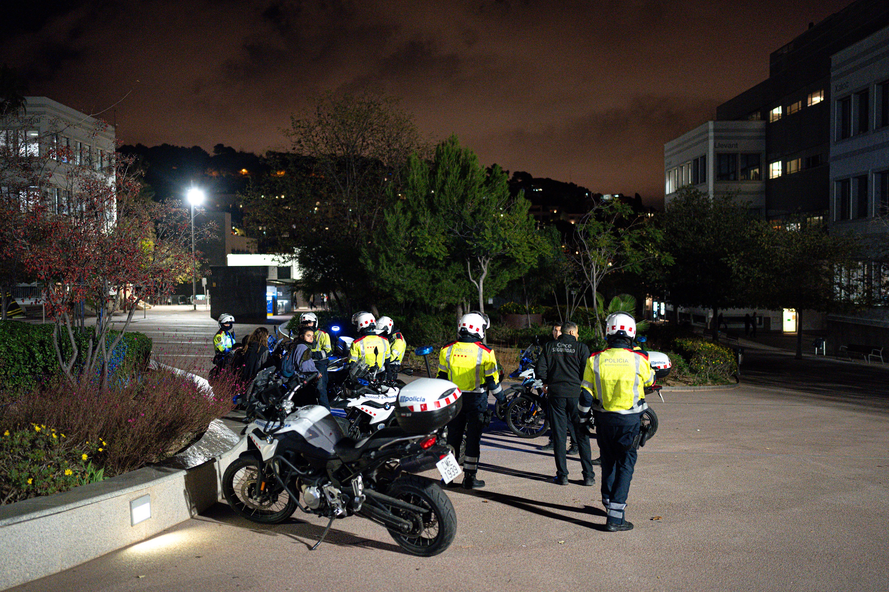 Un importante despliegue policial disuade la manifestación okupa por el Kubo y la Ruina en Barcelona