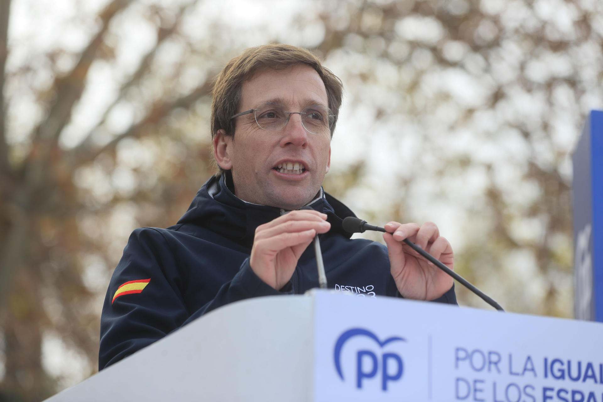El alcalde de Madrid, José Luis Martínez Almeida, durante su intervención al acto del PP en el templo de Debod / EFE El alcalde de Madrid, José Luis Martínez Almeida, durante su intervención al acto del PP en el templo de Debod / EFE