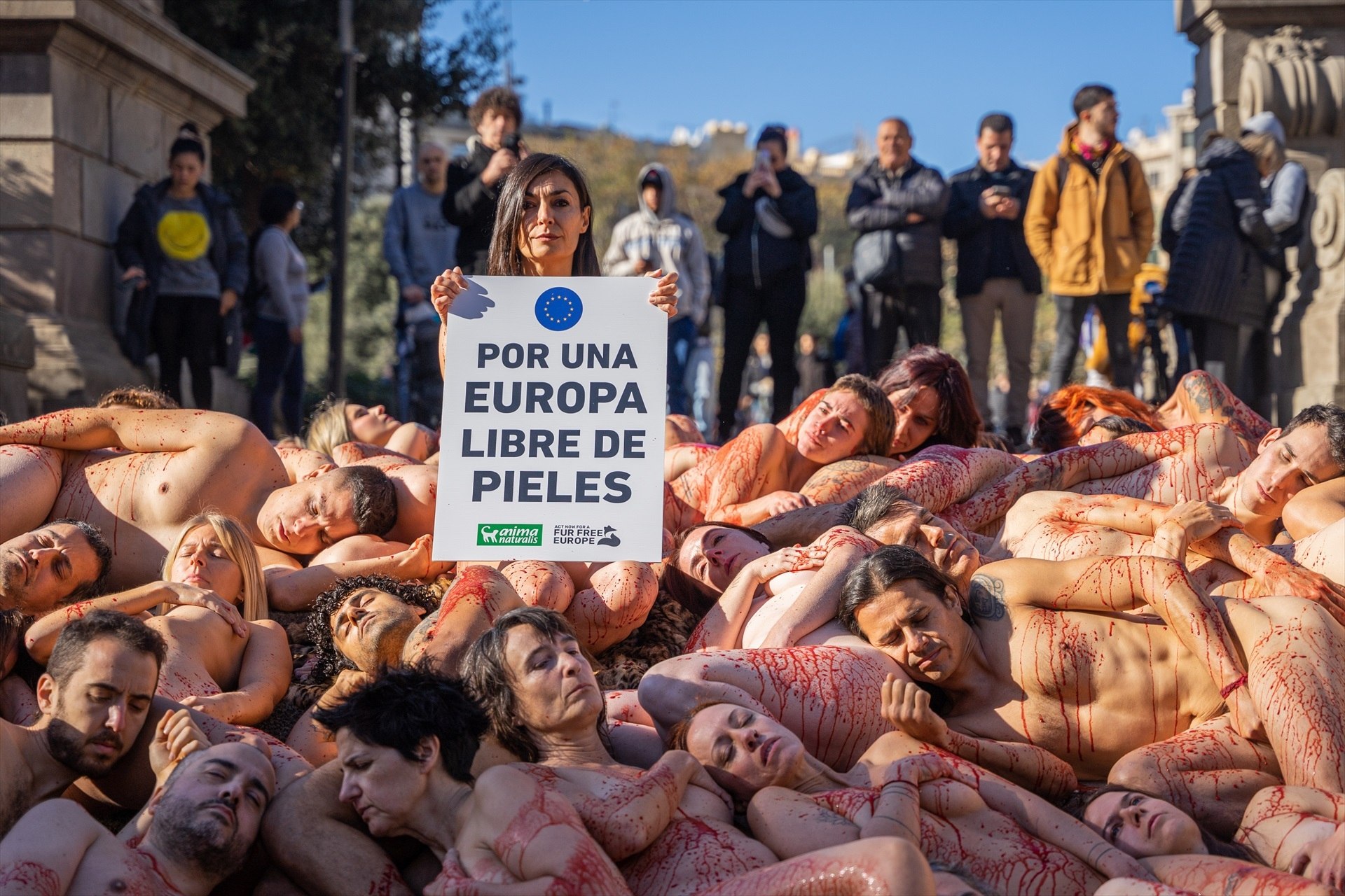 Una cincuentena de activistas se desnudan en plaza Catalunya para denunciar la industria peletera